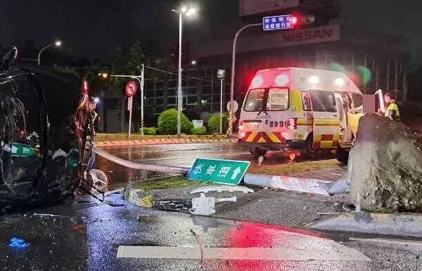 嘉市今天凌晨一名男子自撞分隔島，連路牌都連根拔起。民眾提供