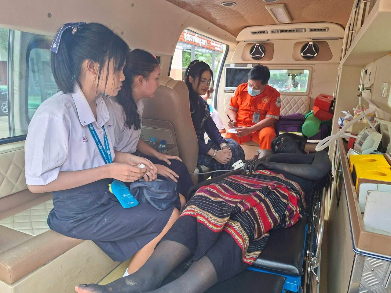 少女嚴重腹痛!全身黑讓救護員嚇一跳 自嘲:出勤接鬼送醫
