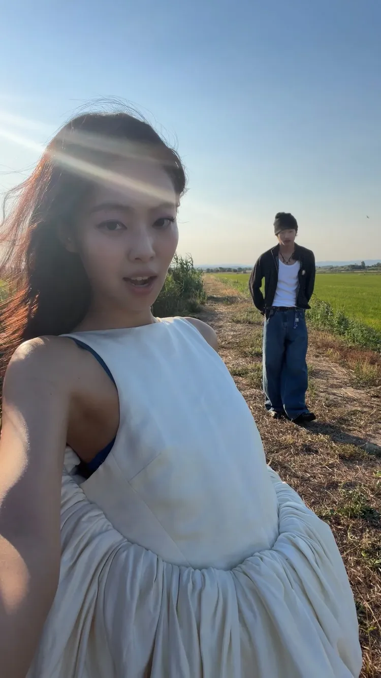 Jennie身著Phoebe Philo collection D Sugar Vest。翻攝IG