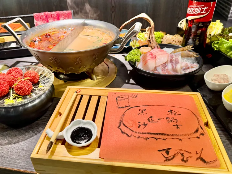 「黑松沙士紅」千張豆腐紙，讓民眾可在千張豆腐紙上畫下專屬創作。莊偉祺攝