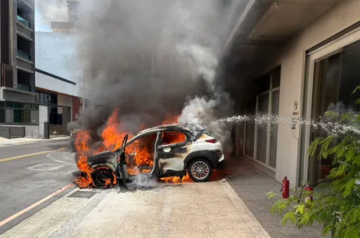 竹北火燒車！濃煙竄入民宅　警消迅速撲滅無人傷亡