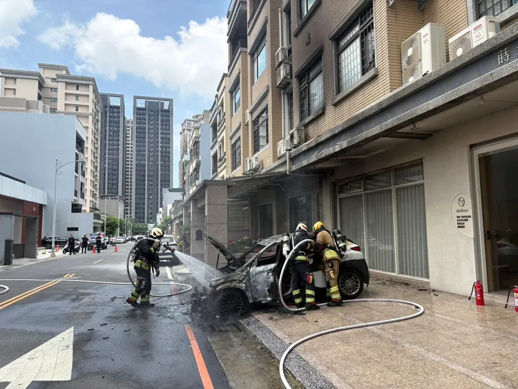 警消撲滅火勢。新竹縣消防局提供