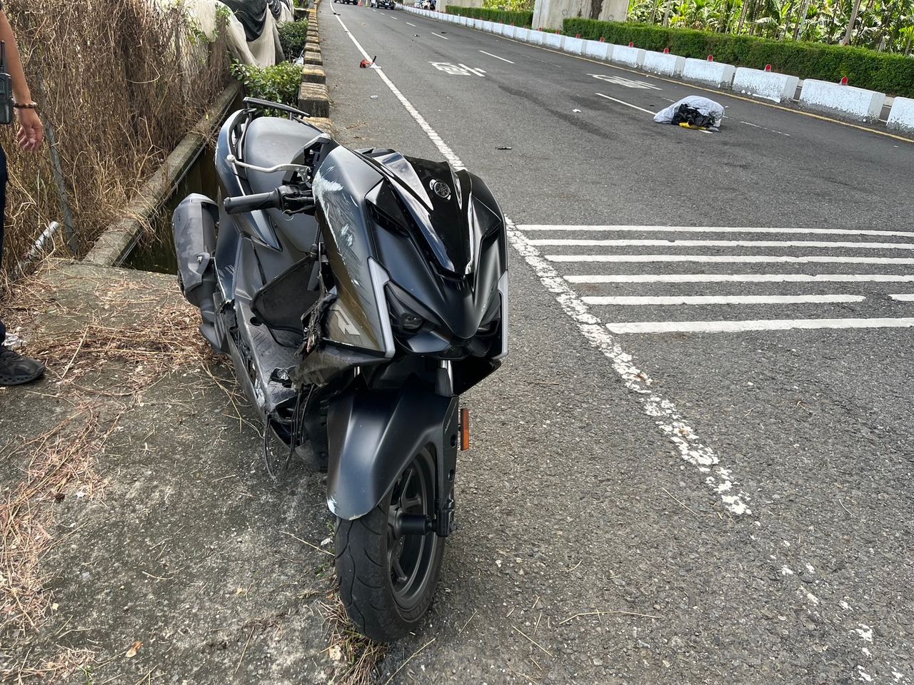 國3南州段平面道路騎士自撞橋墩!摔落水溝當場死亡