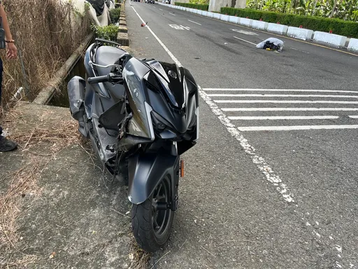 國道三號南州段平面道路騎士自撞橋墩！摔落水溝當場死亡　警方釐清肇因中