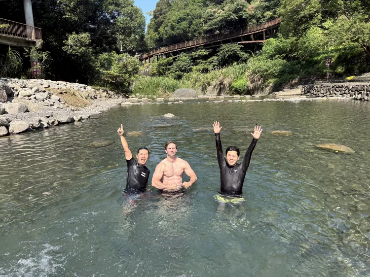 柯子培（中）泡湯，展現八塊肌的健美身材，蔡昌憲（左）、黃迪揚則包緊緊。三立提供