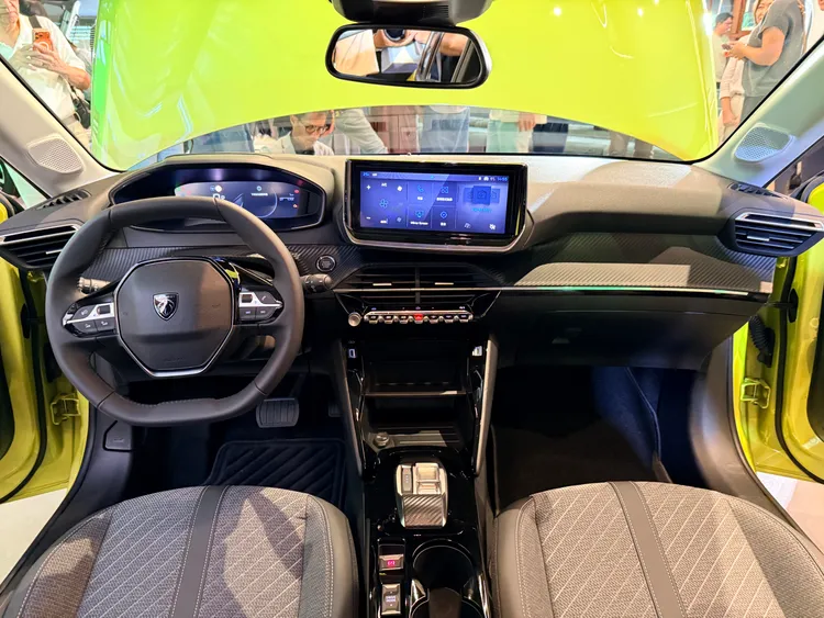 PEUGEOT i-Cockpit座艙導入10吋觸控螢幕、小盤徑方向盤與e-Toggle電子線傳排檔，打造更直覺的人車互動體驗。林浩昇攝