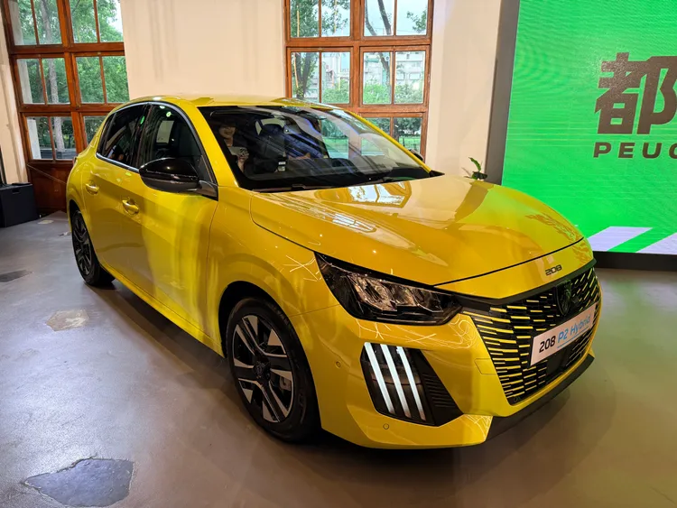 全新208換上品牌最新盾形獅徽與三爪式LED日行燈，車頭造型更具辨識度，也延續PEUGEOT新世代家族設計語彙。林浩昇攝