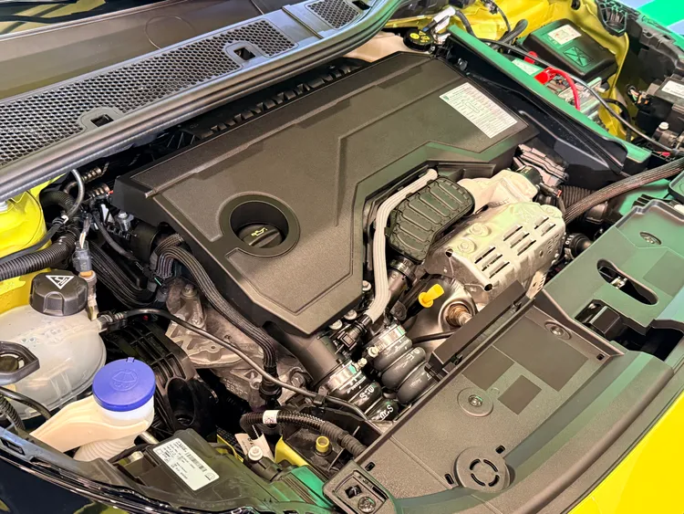 新車搭載1.2升PureTech渦輪引擎結合P2 Hybrid油電系統，綜效輸出145匹馬力，平均油耗達24.6km/L，兼顧性能與節能表現。林浩昇攝