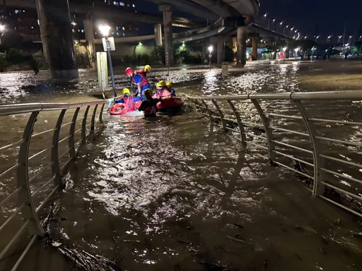 北市萬華雁鴨公園淹水1米！3人受困...警消出動船艇救援