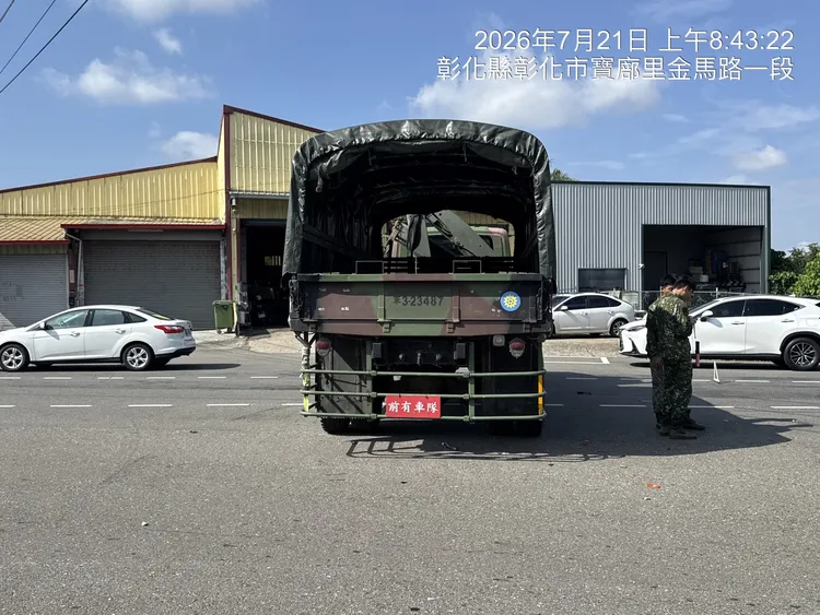 軍用卡車從橋側車道直接迴轉想上橋，與民車發生擦撞。民眾提供