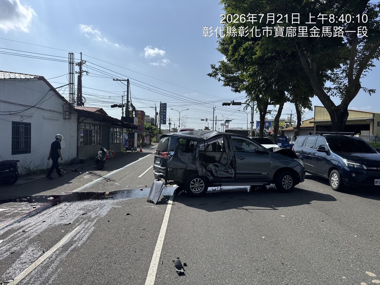 這裡可以迴轉? 彰化金馬陸橋軍卡撞民車 駕駛嚇壞頭暈送醫