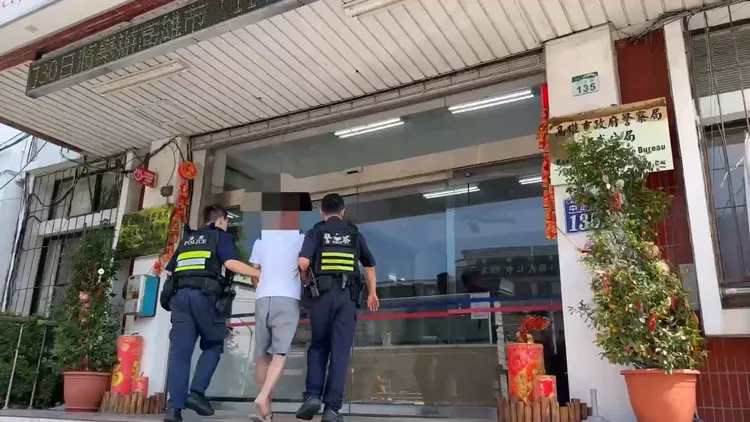李男經毒品唾液快篩結果呈陽性反應，即帶返派出所偵辦。翻攝畫面