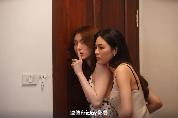 Orm（左）、Ling飾演因為婆媳衝突決定離婚，被迫假恩愛的妻妻。friDay影音提供