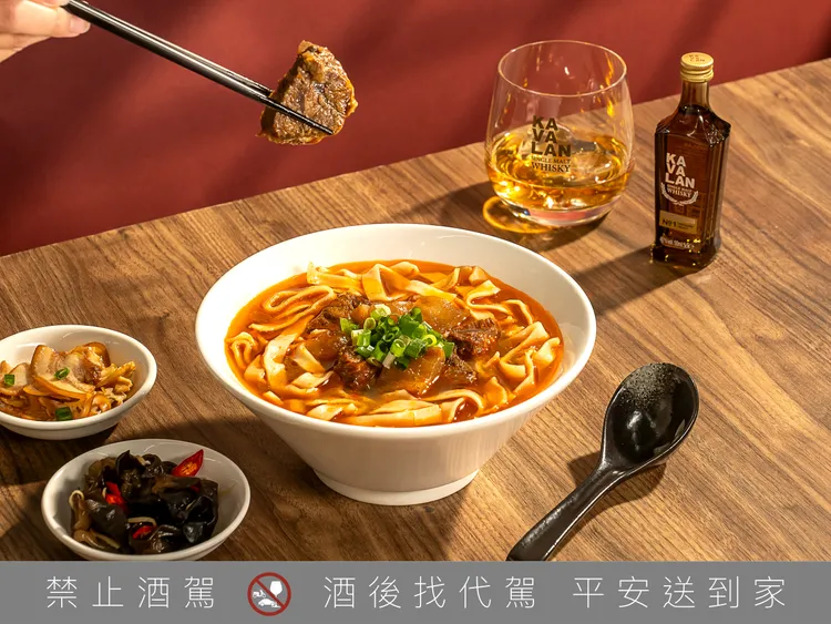 滿鮮威士忌牛肉麵水煮3分鐘上桌，下班暖胃微醺。業者提供