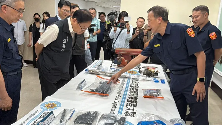 楊梅警分局吳傳銘向張善政市長說明查緝過程。張沛森攝