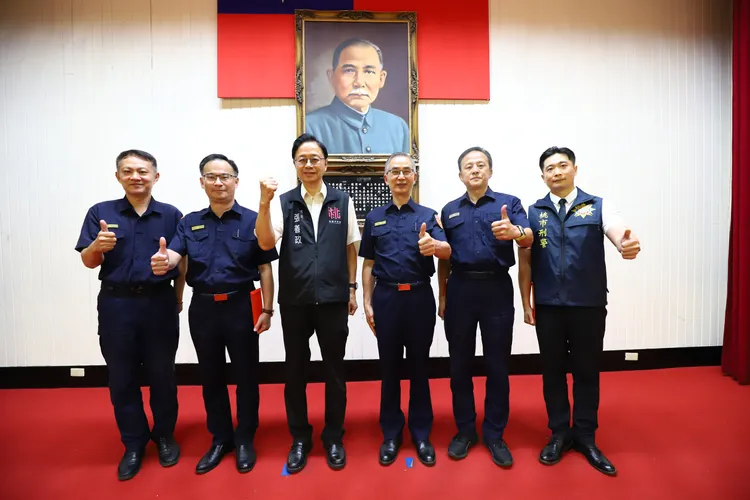 張善政頒發慰問金。桃園市警局提伿