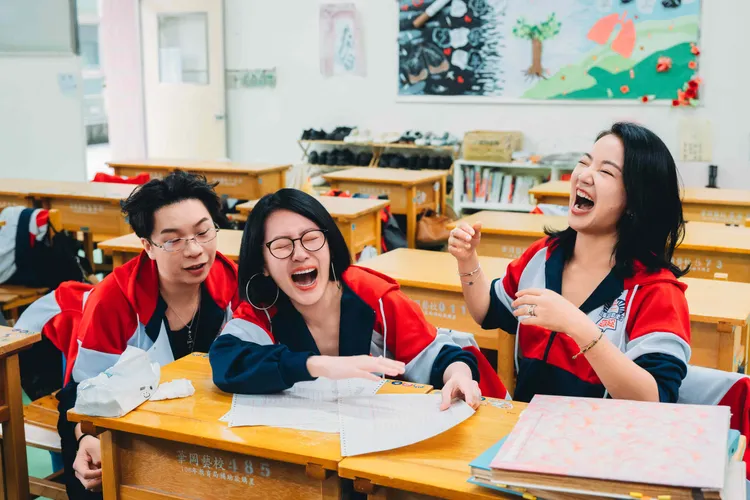 小S、阿雅翻出成績單比拚過往成績，成績太差全程笑翻。東森綜合台提供