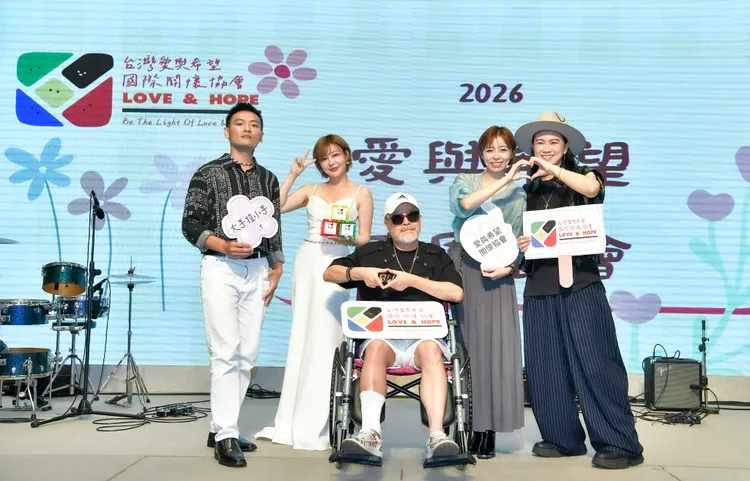張芸京（右起）、王瞳、班鐵翔、孟慶而和諾兒。台灣愛與希望國際關懷協會提供