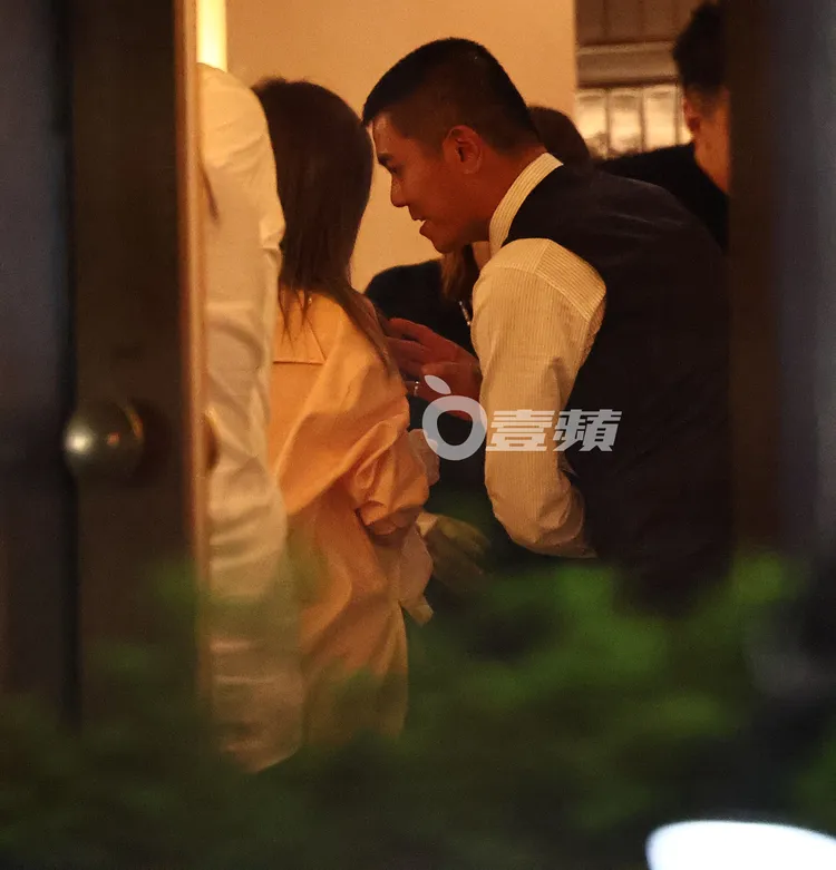 平頭男（右）不時轉頭靠近王心凌聊天。特勤中心攝