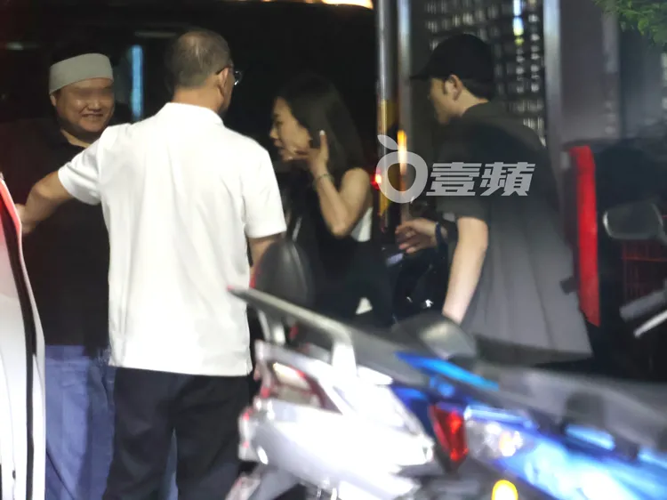 接著Summer才上車一同離開。特勤中心攝