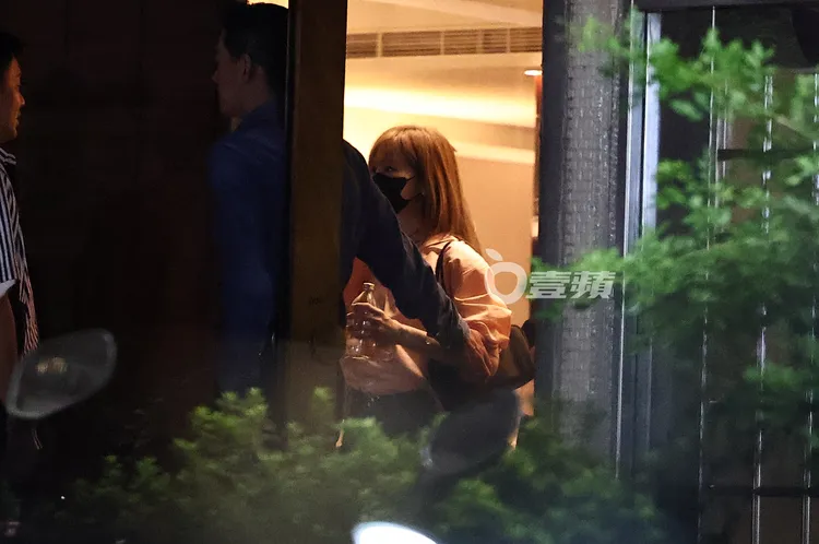 王心凌戴上黑色口罩，在男友人們陪同下走出元鍋。特勤中心攝