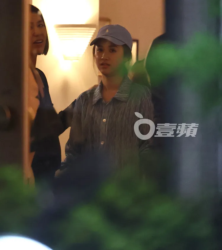 元鍋內還有吳姍儒（右）和友人們聊天。特勤中心攝