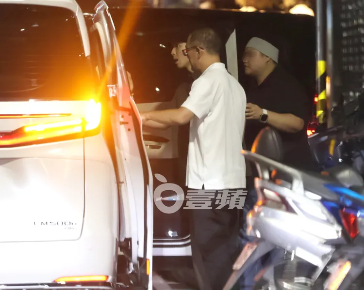 確認Summer、A-Lin上車就座後，蕭敬騰才坐上副駕離去。特勤中心攝