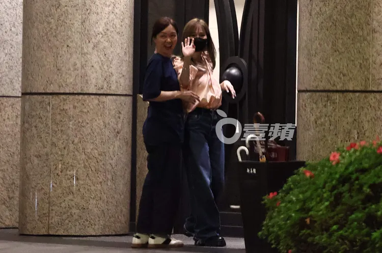隨後王心凌（右）大方揮手致意。特勤中心攝