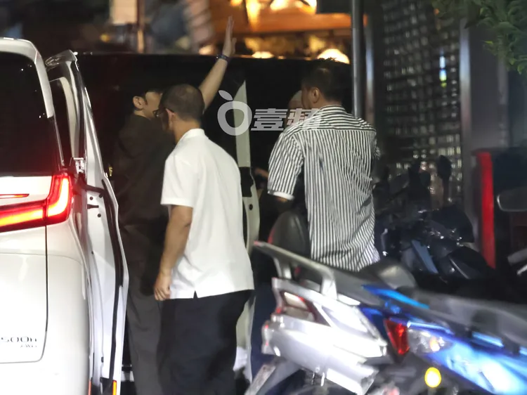 上車前蕭敬騰和好友們揮手道別。特勤中心攝