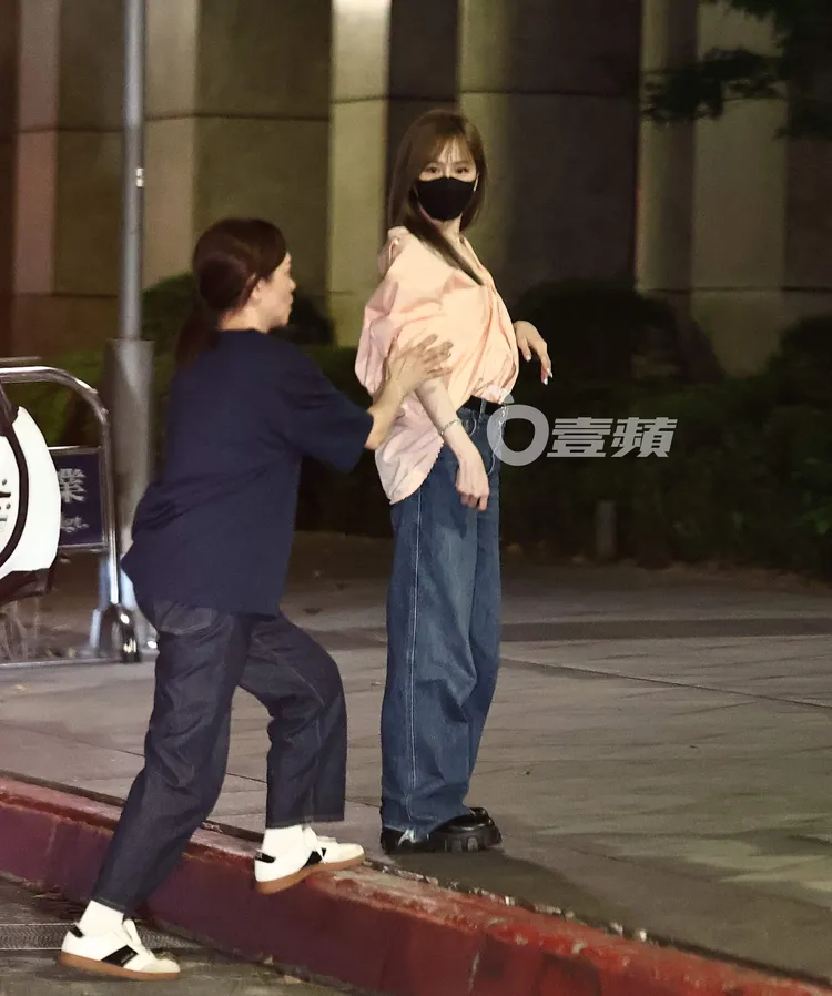 返家前，王心凌用眼神確認跟拍。特勤中心攝