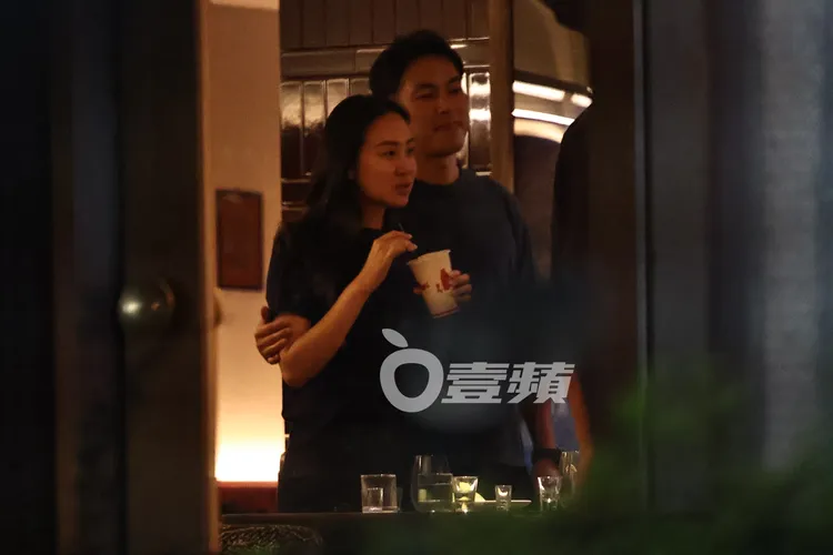 楊祐寧（右）攬著愛妻阿梅和好友們聊天。特勤中心攝
