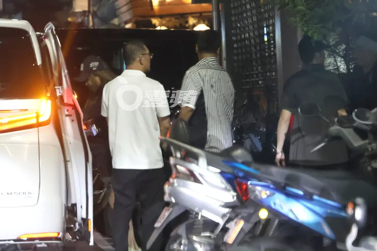 蕭敬騰（右）先讓A-Lin上車，載她返回東區住處。特勤中心攝