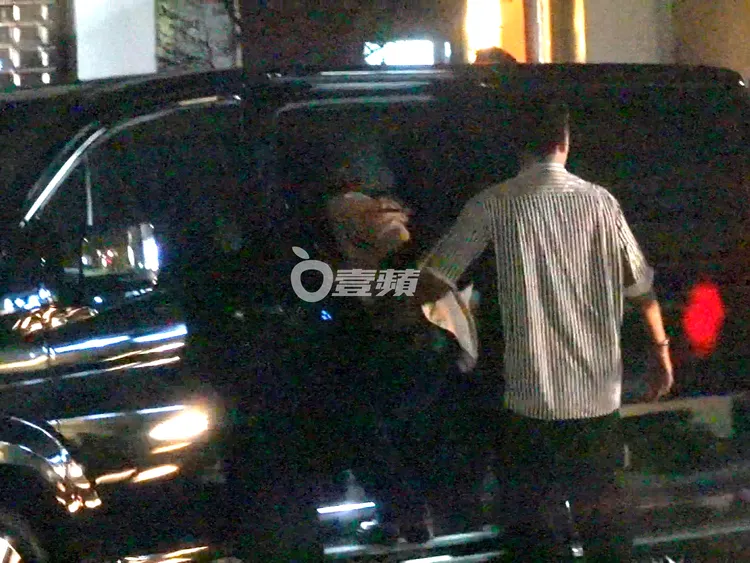 王心凌坐上保母車，平頭男緊跟在後。特勤中心攝