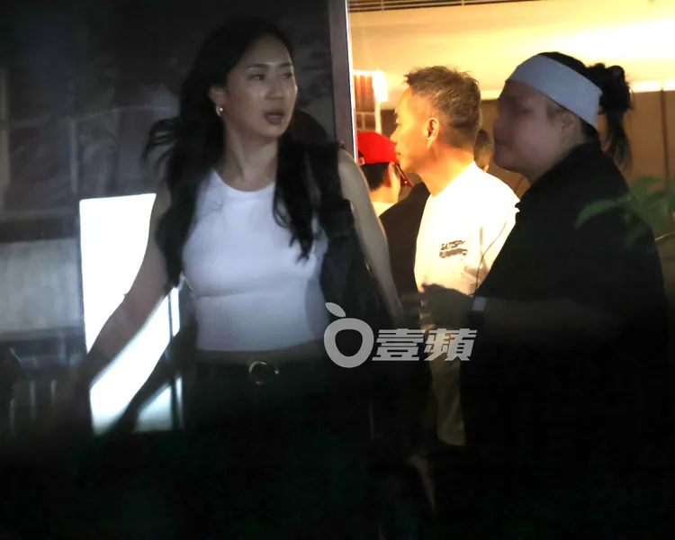 郭曉玉（左）提早搭自家保母車離開。特勤中心攝