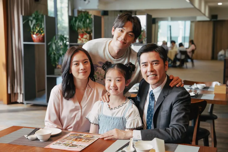 高伊玲（前排左起）、葉子綺與丁力騏在劇中客串「羅冠豪」的家人，與扮演姚淳耀高中時期的邱勝揚（後）有催淚對手戲。瀚草影視提供