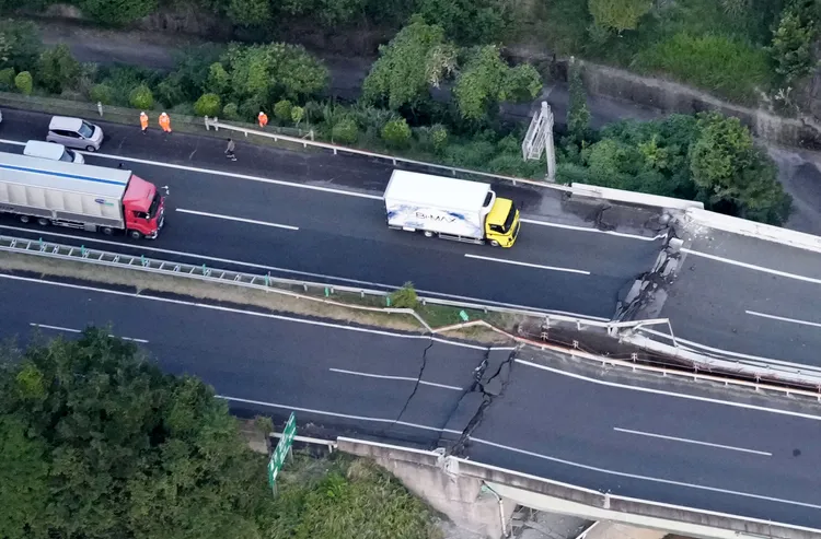 八代市道路斷裂，車輛受困。