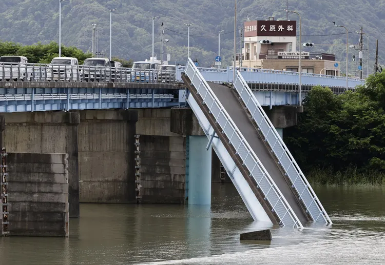 熊本八代市路橋斷裂掉入河中。美聯社