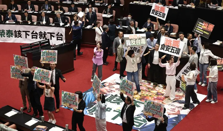 立法院會行政院長中聯油脂毒油案專案報告，國民黨團舉牌抗議。彭欣偉攝