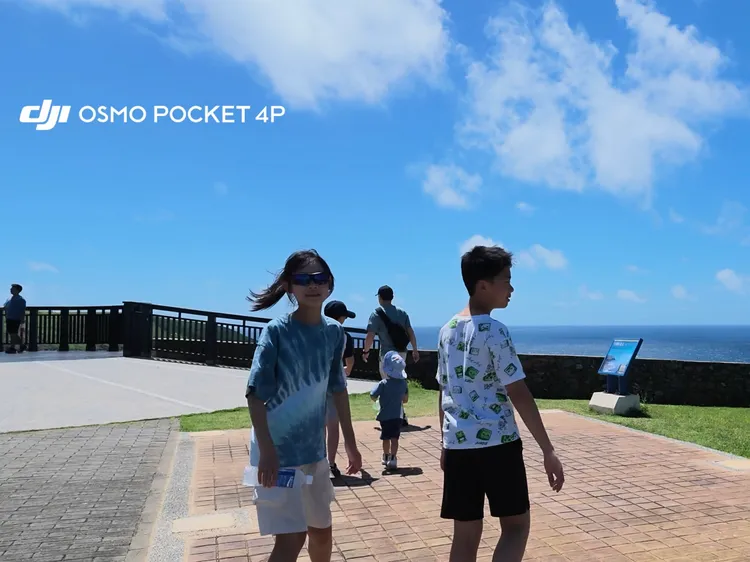 在大太陽的逆光下，仍能保留藍天與雲層，人物臉部也維持一定亮度與細節。趙筱文攝