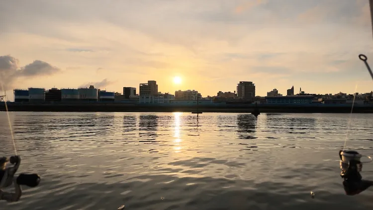 面對夕陽與水面形成的大光比場景，Osmo Pocket 4P仍保留天空色彩、水面倒影及遠方建築輪廓。趙筱文攝