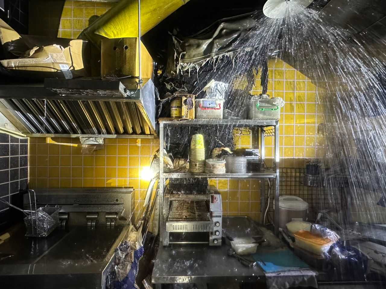 桃園火車站清晨火警! 2樓店家廚房起火觸發撒水系統及時撲滅