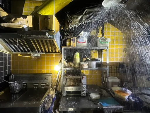 桃園火車站清晨火警！　2樓店家廚房起火觸發撒水系統及時撲滅