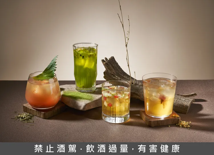 NAGOMI新光A8店特色調酒以白酒、水蜜桃、西瓜、煎茶與玄米茶等元素入酒，包含「微醺花境」、「嵐山清風」、「雅露」與「百花粹醉」，以清爽花果與茶香層次，呈現柔和雅緻的微醺風情。業者提供