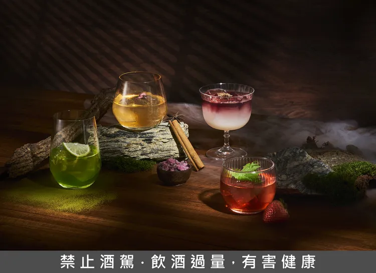 NAGOMI中山本店特色調酒以紫蘇、抹茶、紅酒與香料等元素入酒，包含「紫蘇美梅」、「櫻花清露」、「綠野仙酌」與「香料胭脂」，為餐桌增添洗鍊鮮明的微醺層次。業者提供