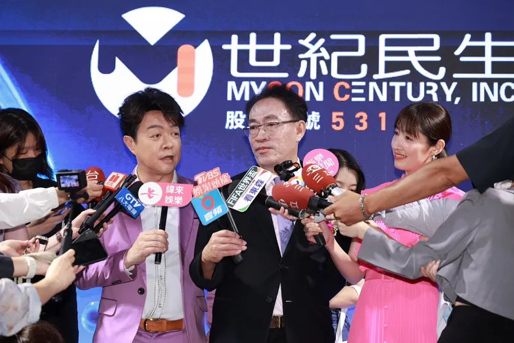代言人田中千繪、翁立友與總裁張祐銘同台受訪。彭欣偉攝
