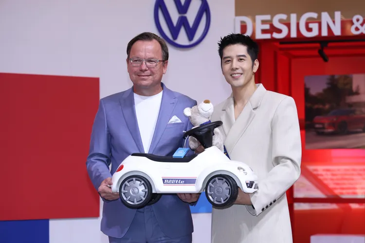 胡宇威獲贈小汽車，與汽車品牌總裁合影。莊宗達攝影