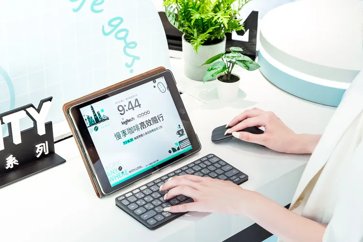 透過 Logitech 羅技的Mobi 無線摺疊滑鼠與 Keys-to-Go 2 等行動辦公配備，讓使用者在咖啡廳中也能快速開工、自在切換工作場景。業者提供