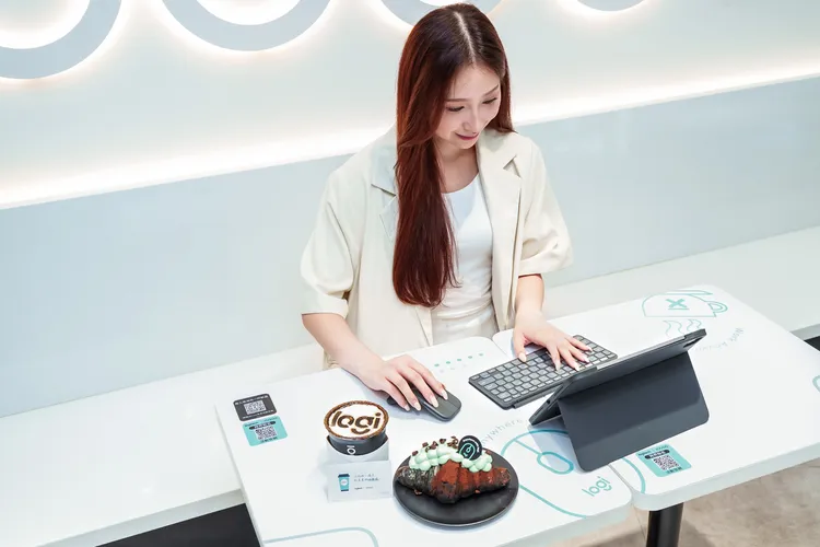 「Logi Café 羅技城市咖啡所」現場打造品牌打卡牆，結合 Logitech 羅技品牌視覺與 Ten Thousand Coffee 聯名餐點，邀請消費者感受城市行動辦公的慢享高效氛圍。業者提供