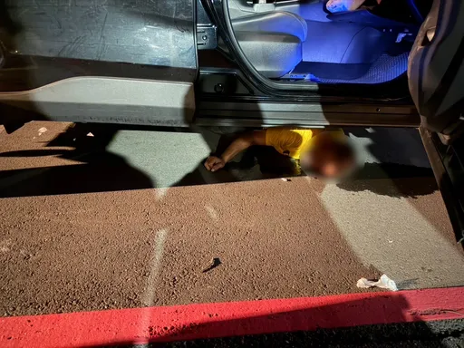 酒醉躺路中！基隆男遭輾「捲進車底」　驚悚瞬間曝光
