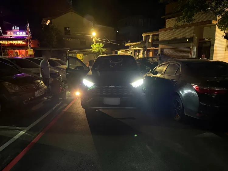 警消趕抵後立刻將車輛頂起，所幸緊急送醫後李男無生命危險。翻攝照片